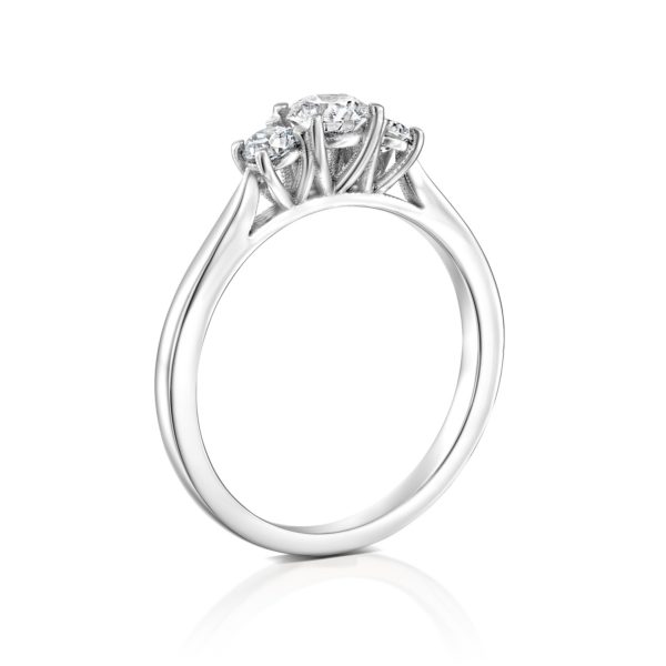 טבעת אירוסין בר משובצת שלושה יהלומים - זהב לבן - עומדת