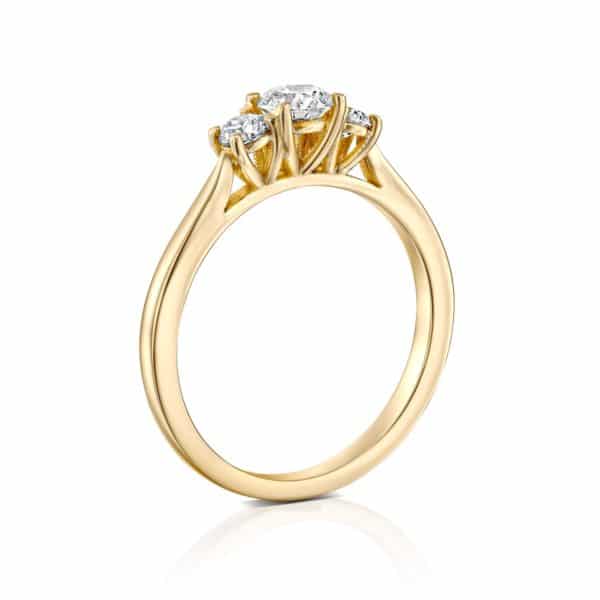 טבעת אירוסין בר משובצת שלושה יהלומים - עומדת